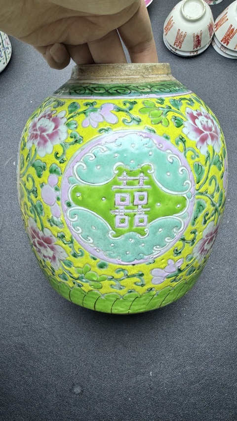 古玩陶瓷清中期粉彩喜字罐真品鑒賞圖