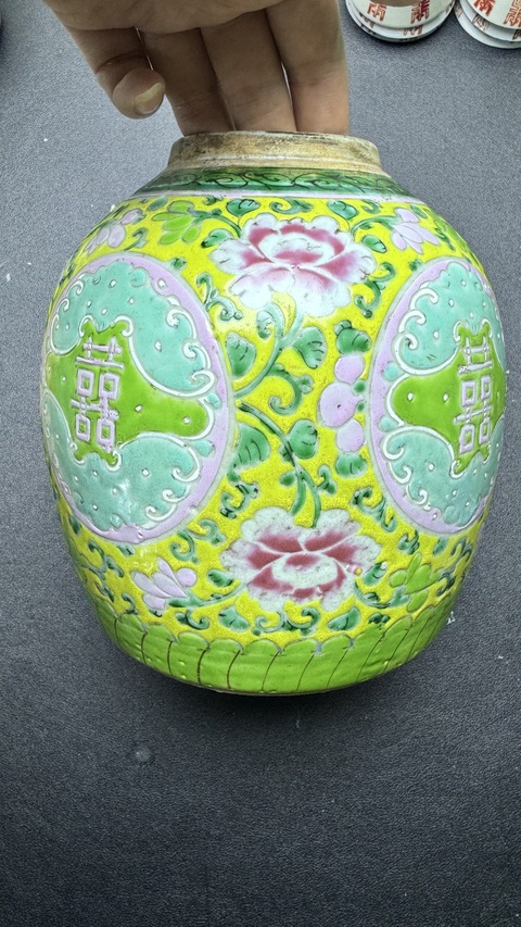 古玩陶瓷清中期粉彩喜字罐真品鑒賞圖