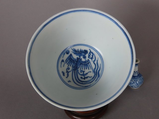 古玩陶瓷線描鳳紋青花杯真品鑒賞圖