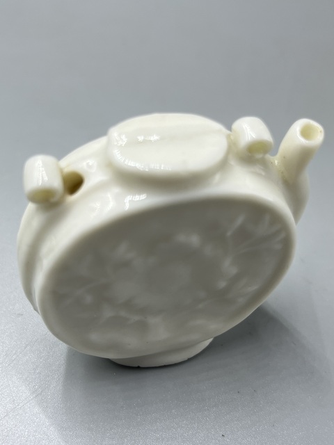 古玩陶瓷德化窯白釉印花花卉紋壺型水滴真品鑒賞圖