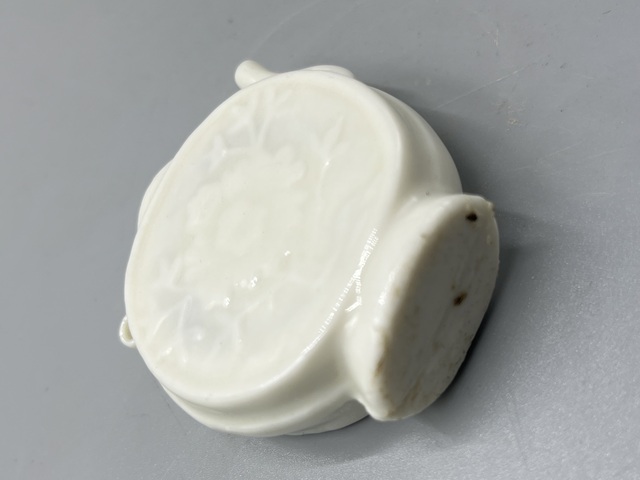 古玩陶瓷德化窯白釉印花花卉紋壺型水滴真品鑒賞圖
