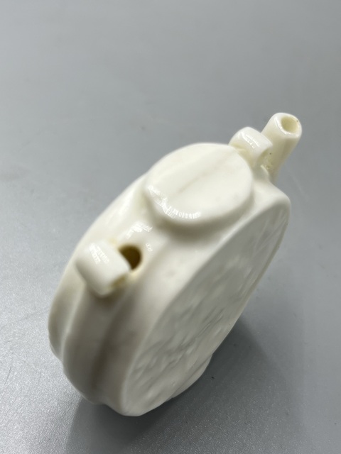 古玩陶瓷德化窯白釉印花花卉紋壺型水滴真品鑒賞圖