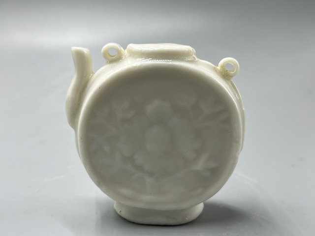 古玩陶瓷德化窯白釉印花花卉紋壺型水滴真品鑒賞圖