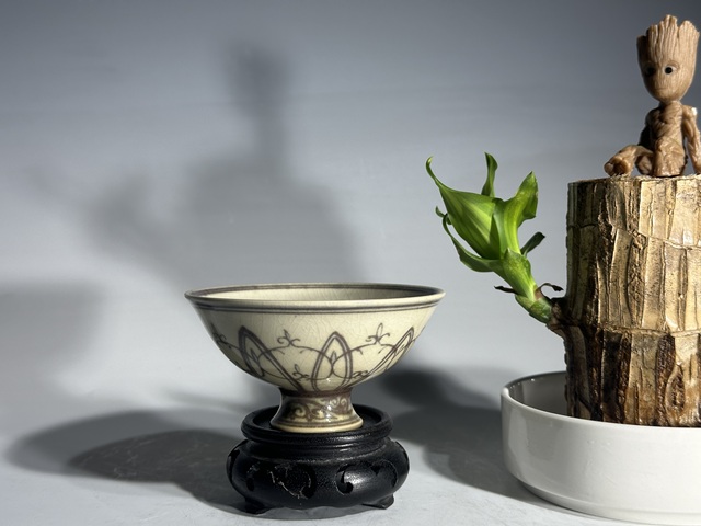 古玩陶瓷清早期漿胎釉里紅輪花紋高足杯拍賣,當前價格38888元
