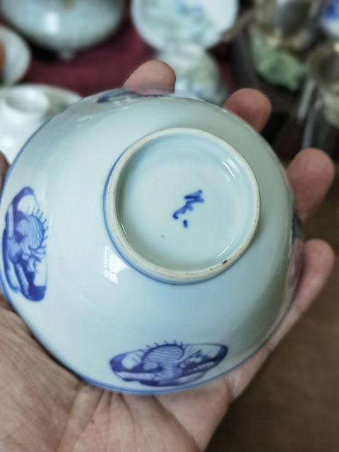 古玩陶瓷團(tuán)鶴紋青花蓋碗真品鑒賞圖