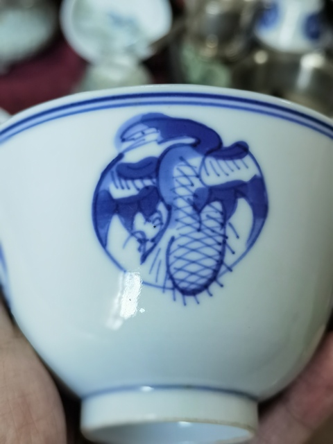 古玩陶瓷團(tuán)鶴紋青花蓋碗真品鑒賞圖