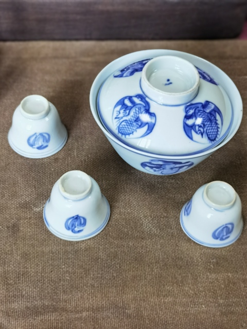 古玩陶瓷團(tuán)鶴紋青花蓋碗真品鑒賞圖