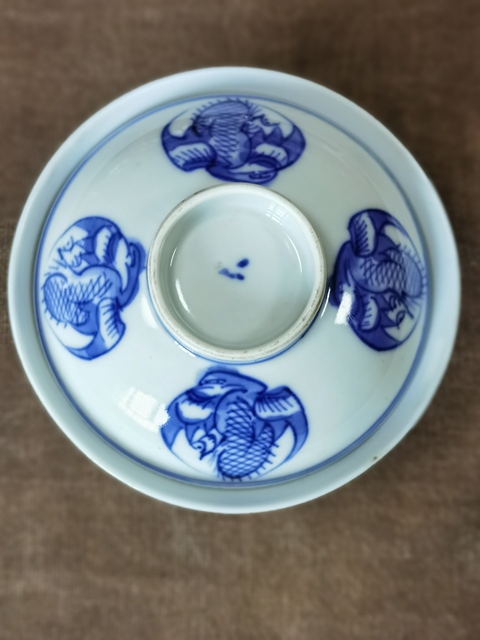 古玩陶瓷團(tuán)鶴紋青花蓋碗真品鑒賞圖