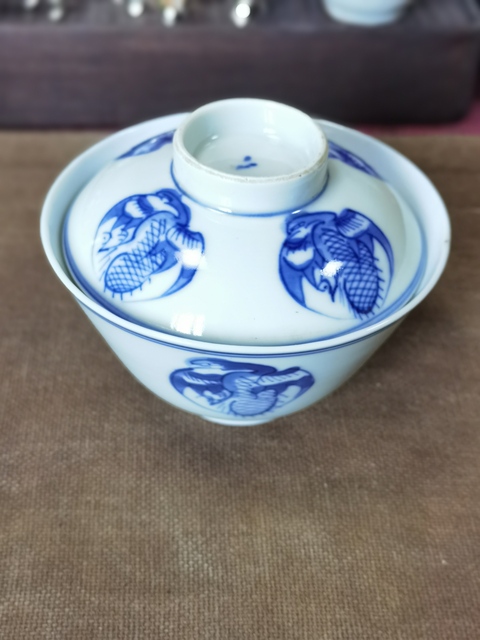 古玩陶瓷團(tuán)鶴紋青花蓋碗真品鑒賞圖