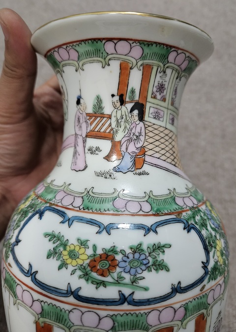 古玩陶瓷廣彩人物故事紋撇口瓶真品鑒賞圖