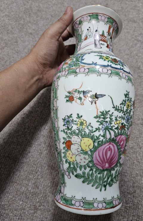 古玩陶瓷廣彩人物故事紋撇口瓶真品鑒賞圖