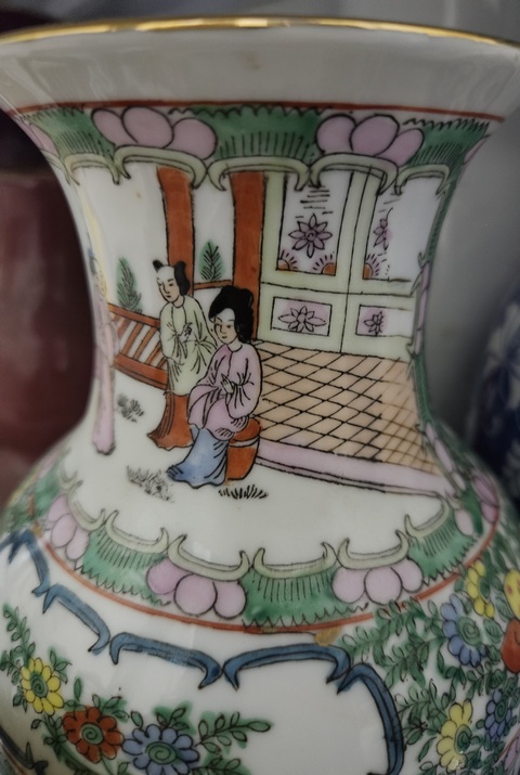 古玩陶瓷廣彩人物故事紋撇口瓶真品鑒賞圖