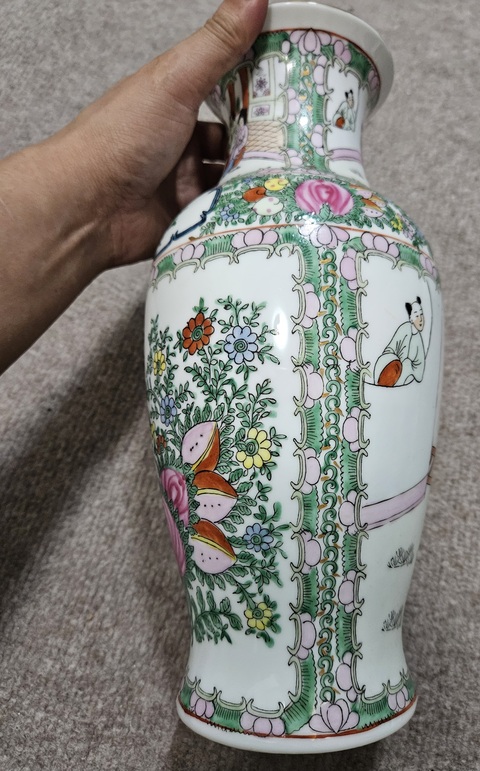 古玩陶瓷廣彩人物故事紋撇口瓶真品鑒賞圖