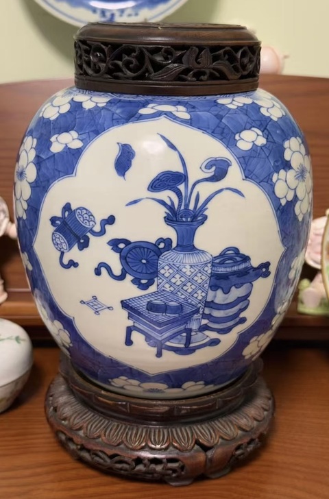 古玩陶瓷青花冰梅開光博古紋罐真品鑒賞圖