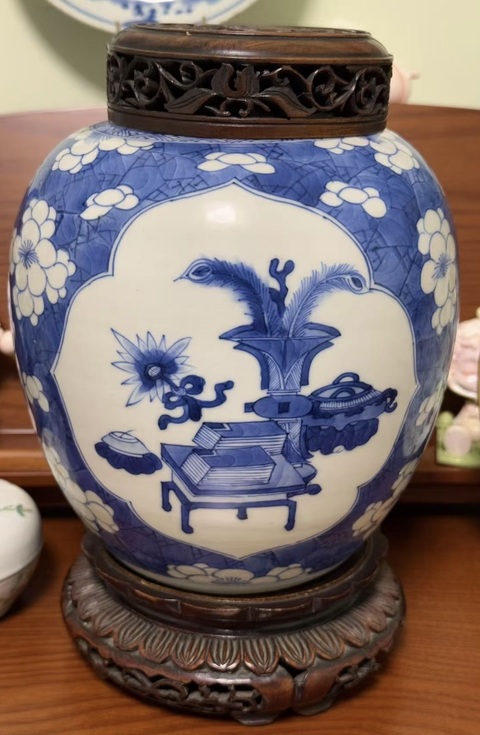 古玩陶瓷青花冰梅開光博古紋罐真品鑒賞圖
