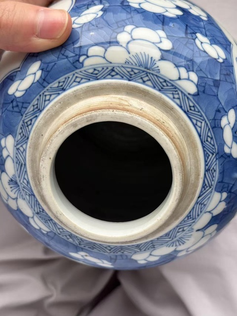 古玩陶瓷青花冰梅開光博古紋罐真品鑒賞圖