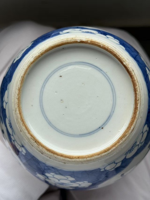 古玩陶瓷青花冰梅開光博古紋罐真品鑒賞圖