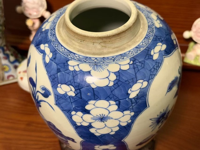 古玩陶瓷青花冰梅開光博古紋罐真品鑒賞圖