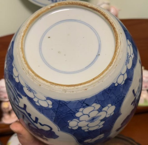 古玩陶瓷青花冰梅開光博古紋罐真品鑒賞圖