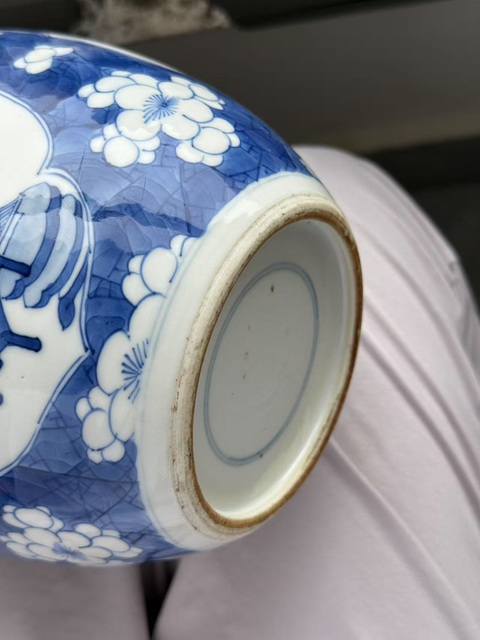 古玩陶瓷青花冰梅開光博古紋罐真品鑒賞圖