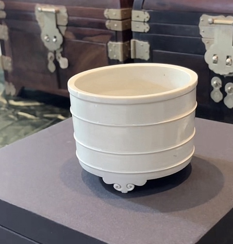 古玩陶瓷清·白釉暗刻夔龍紋筒式爐 真品鑒賞圖