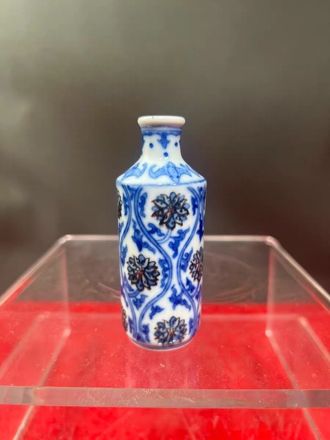 古玩陶瓷青花釉里紅花卉紋鼻煙壺真品鑒賞圖