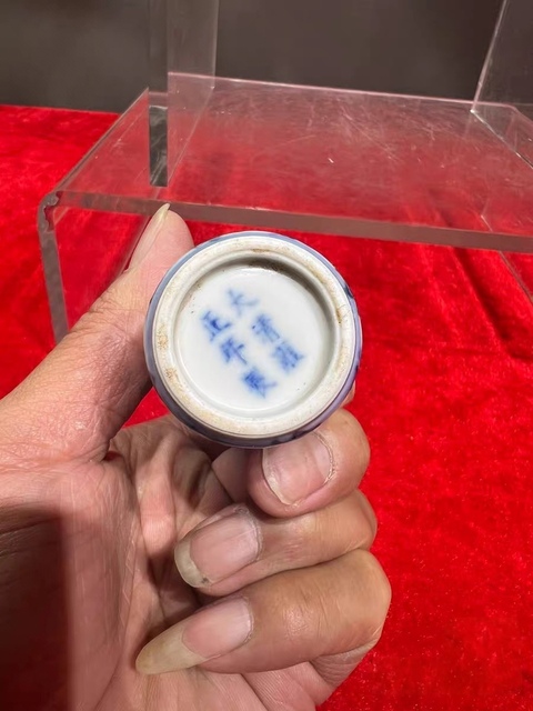 古玩陶瓷青花釉里紅花卉紋鼻煙壺真品鑒賞圖