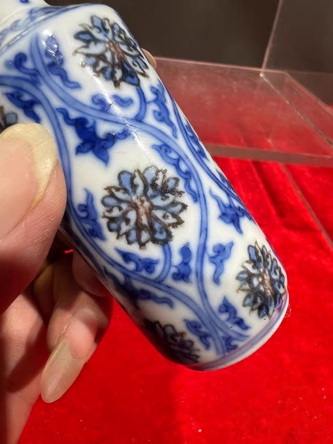 古玩陶瓷青花釉里紅花卉紋鼻煙壺真品鑒賞圖