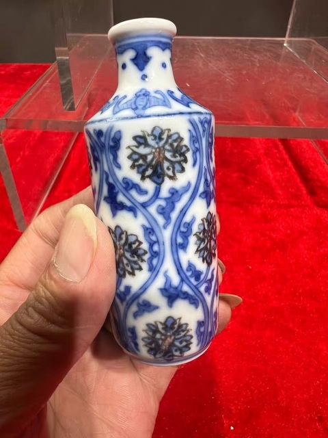 古玩陶瓷青花釉里紅花卉紋鼻煙壺真品鑒賞圖