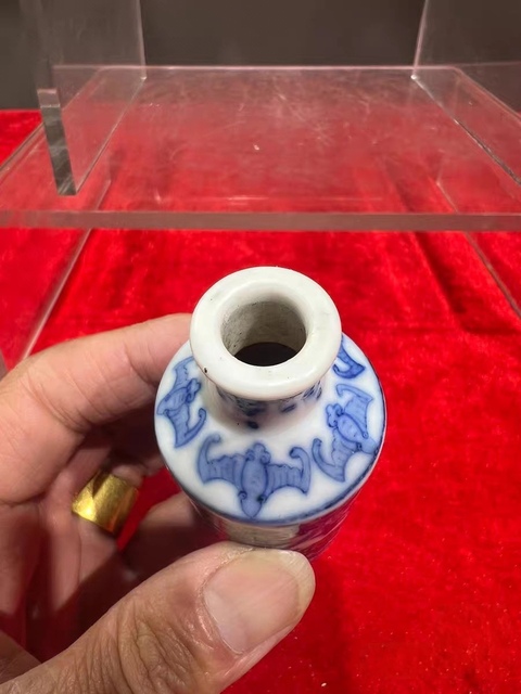 古玩陶瓷青花釉里紅花卉紋鼻煙壺真品鑒賞圖