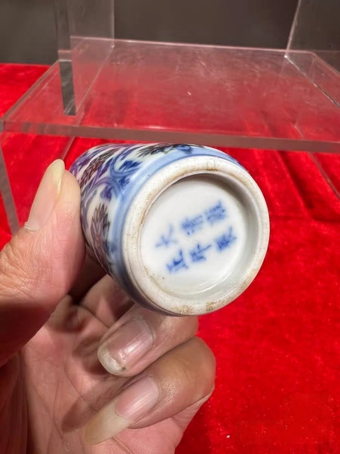 古玩陶瓷青花釉里紅花卉紋鼻煙壺真品鑒賞圖