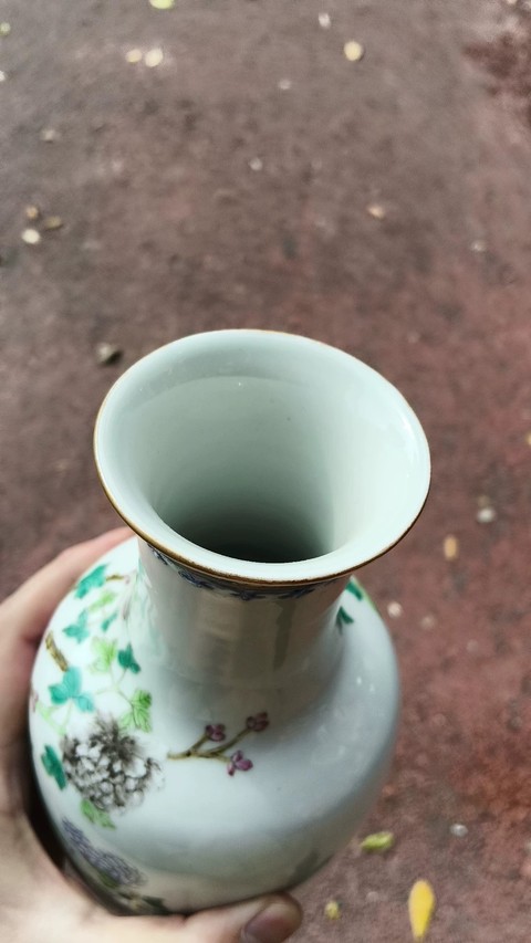 古玩陶瓷花卉紋粉彩瓶真品鑒賞圖