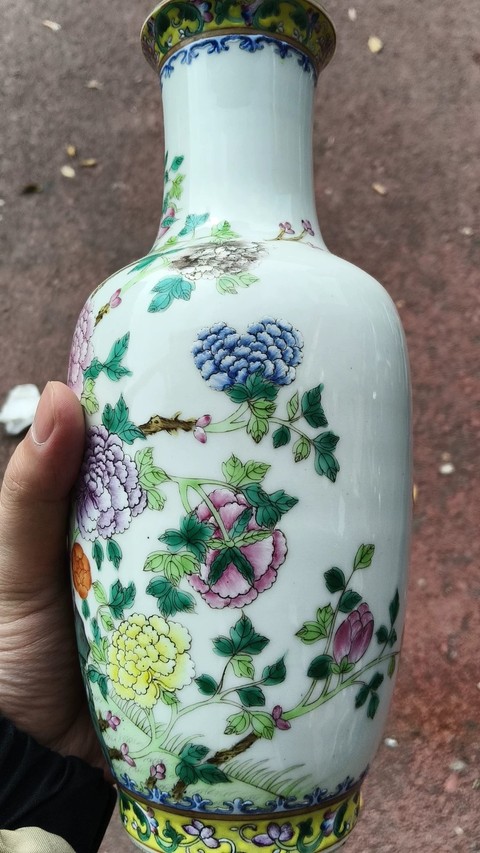 古玩陶瓷花卉紋粉彩瓶真品鑒賞圖