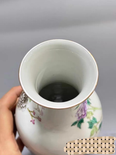 古玩陶瓷花卉紋粉彩瓶真品鑒賞圖