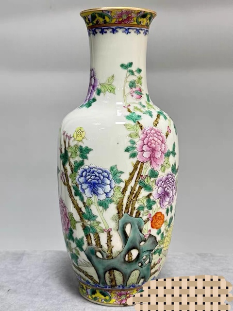古玩陶瓷花卉紋粉彩瓶真品鑒賞圖