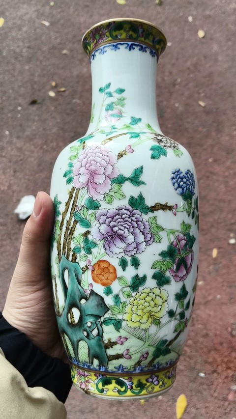 古玩陶瓷花卉紋粉彩瓶真品鑒賞圖