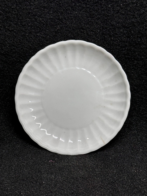 古玩陶瓷晚清白釉菊瓣盤真品鑒賞圖