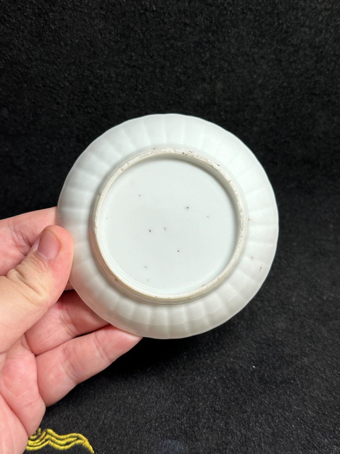 古玩陶瓷晚清白釉菊瓣盤真品鑒賞圖