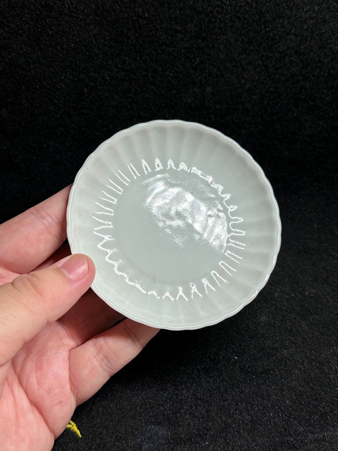 古玩陶瓷晚清白釉菊瓣盤真品鑒賞圖