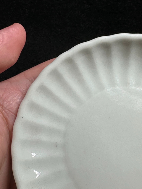 古玩陶瓷晚清白釉菊瓣盤真品鑒賞圖