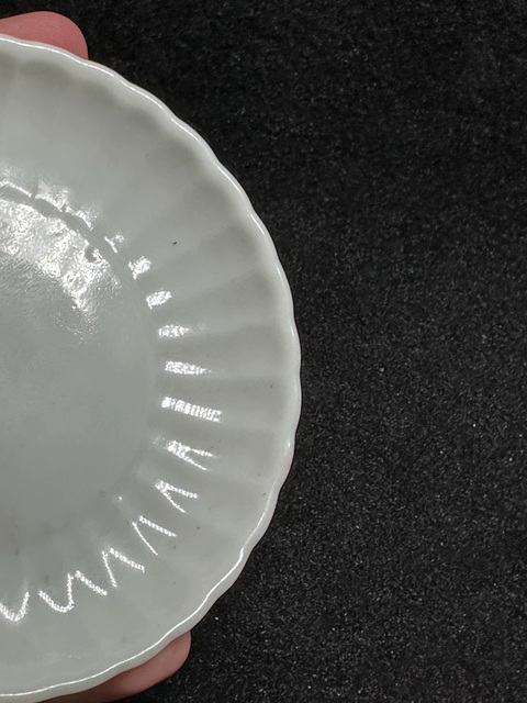 古玩陶瓷晚清白釉菊瓣盤真品鑒賞圖