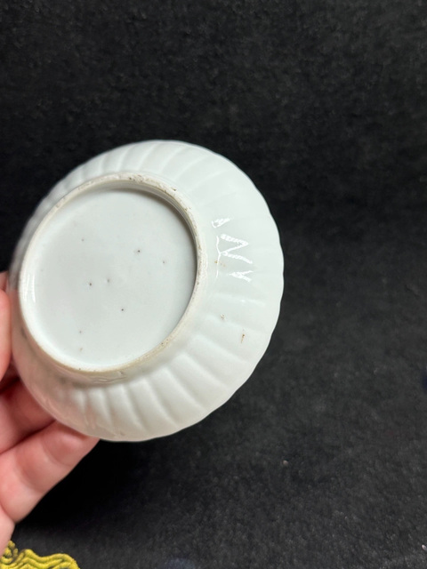 古玩陶瓷晚清白釉菊瓣盤真品鑒賞圖