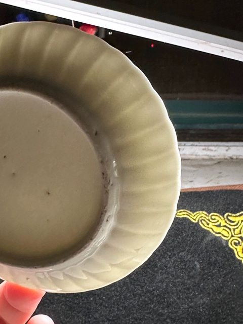 古玩陶瓷晚清白釉菊瓣盤真品鑒賞圖