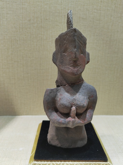 古玩陶瓷西亞風格紅陶人物俑真品鑒賞圖