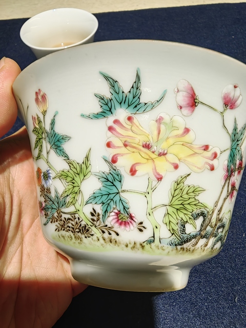 古玩陶瓷慎德堂制款一鳴驚人粉彩三才蓋杯真品鑒賞圖