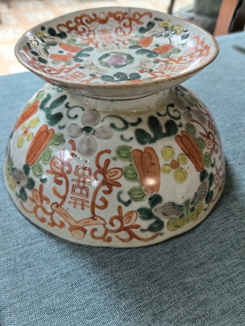 古玩陶瓷瓜蝶連綿囍字紋粉彩碗真品鑒賞圖