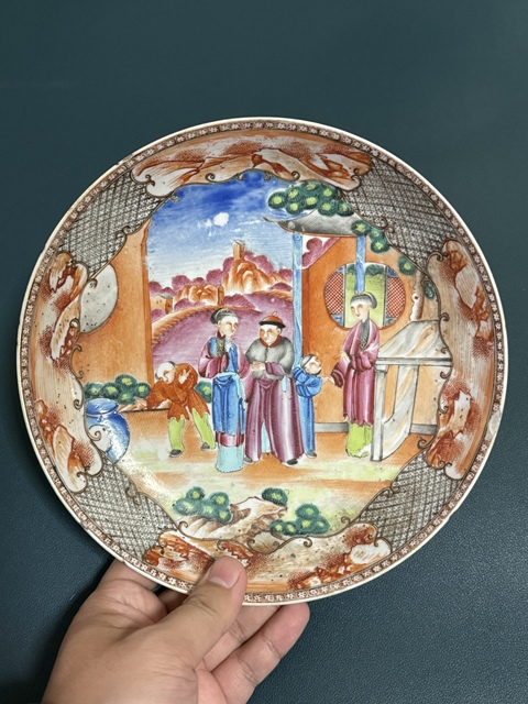 古玩陶瓷清·乾隆錦地開窗滿大人合家歡廣彩盤拍賣,當前價格2800元