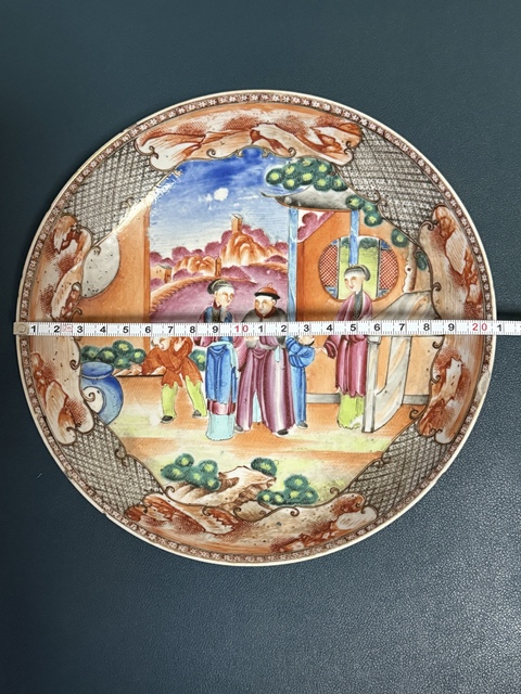 古玩陶瓷清·乾隆錦地開窗滿大人合家歡廣彩盤拍賣,當前價格2800元