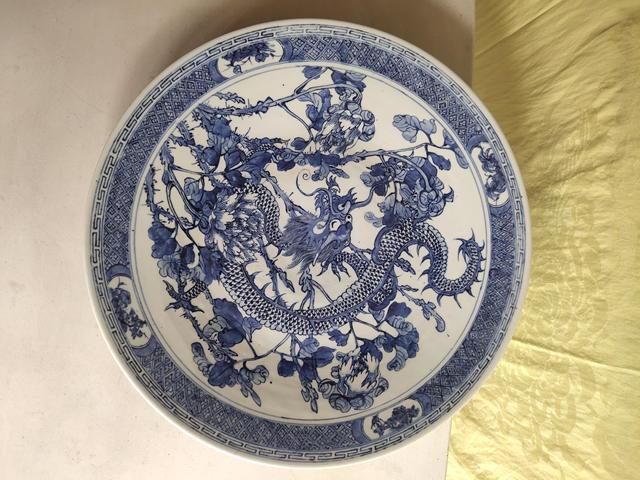 古玩陶瓷青花龍穿花卉紋大盤真品鑒賞圖
