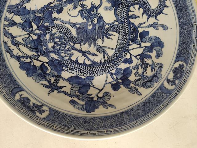古玩陶瓷青花龍穿花卉紋大盤真品鑒賞圖